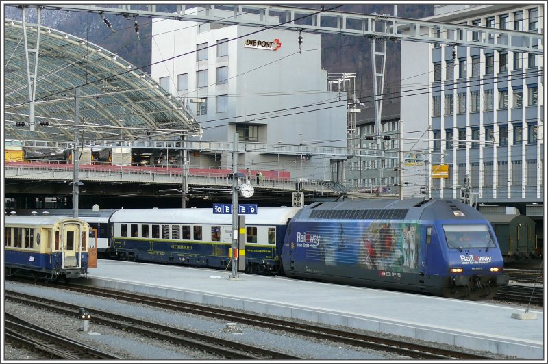 Re 460 005-2 mit Extrazug 33053 von Zrich Flughafen fhrt ein mit 40 Minuten Versptung (Flug zu spt). Beim Anschlusszug fehlt noch die Lok Ge 4/4 II 614  Schiers . (15.12.2007)