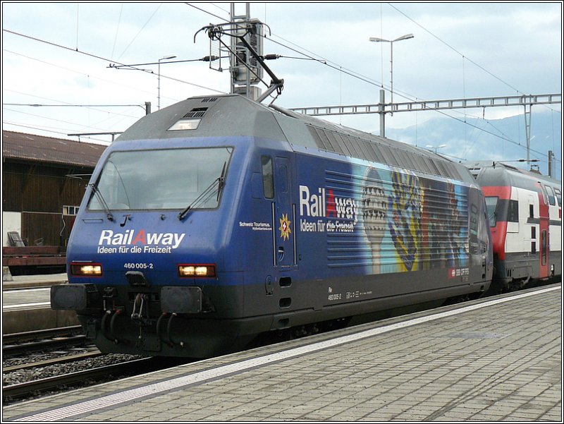 Re 460 005-2 mit ihrer Werbung fr Rail Away war am Abend des 01.08.08 als Zuglok vor den Dostosteuerwagen gehngt worden, welcher morgens schon im Ltschbergbasistunnel mit technischen Problemen zu kmpfen hatte. Bild aufgenommen im Bahnhof von Spiez.  (Hans) 