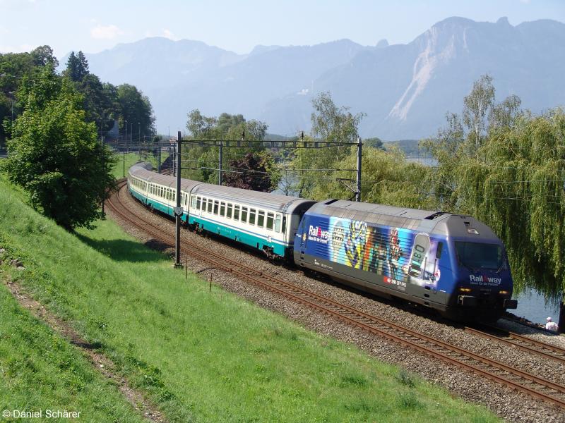 Re 460 005-2 mit der Werbung  RailAway  am 27.7.05 in Chillon