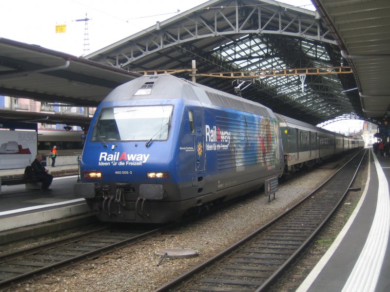 Re 460 005-2 ''RailAWay'' am 23.4.08 mit einem IR nach Brig in Lausanne.