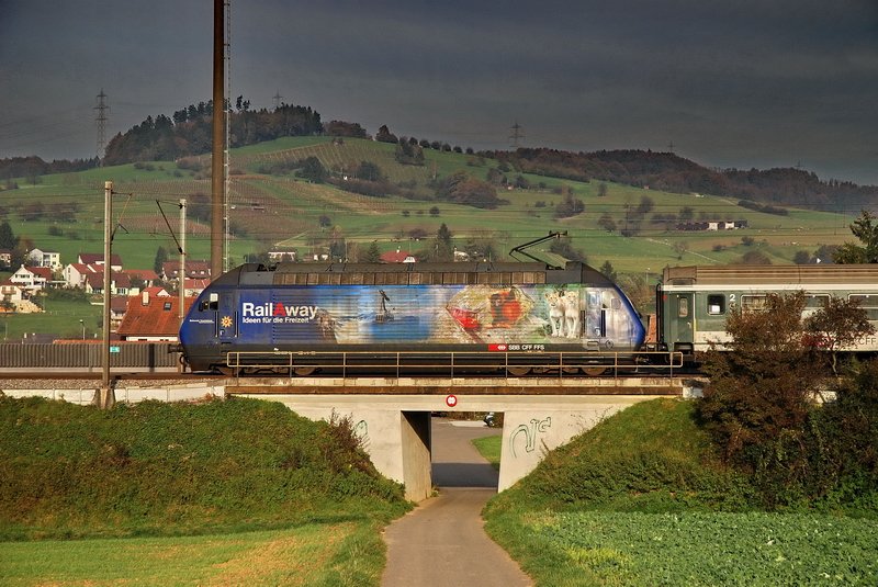 Re 460 005-2.Die Nachmittagssonne im Fricktal/Aargau beleuchtet die  RailAway  Lok auf ihrer Fahrt nach Basel am 7.11.2006.