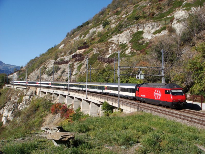Re 460 006 mit IC nach Brig unterhalb Lalden am 16.10.2007