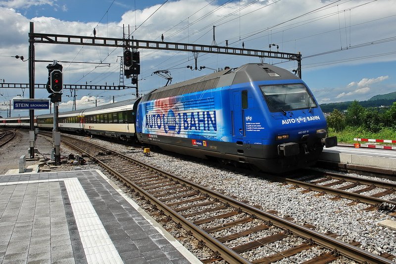 Re 460 007-8  AMAG  Autobahn. Schn, die leuchtend blaue Werbelok auch mal im Bhf. Stein-Sckingen (Aargau) bei Sonnenschein vor die Linse zu bekommen. 18.6.2007