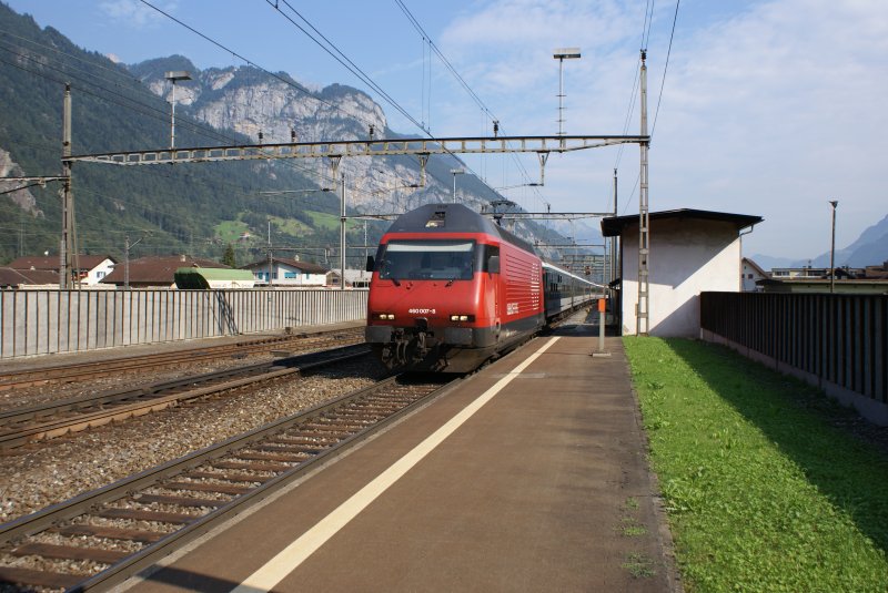 Re 460 007-8 durchfhrt am 1.8.09 den Bahnhof Erstfeld.