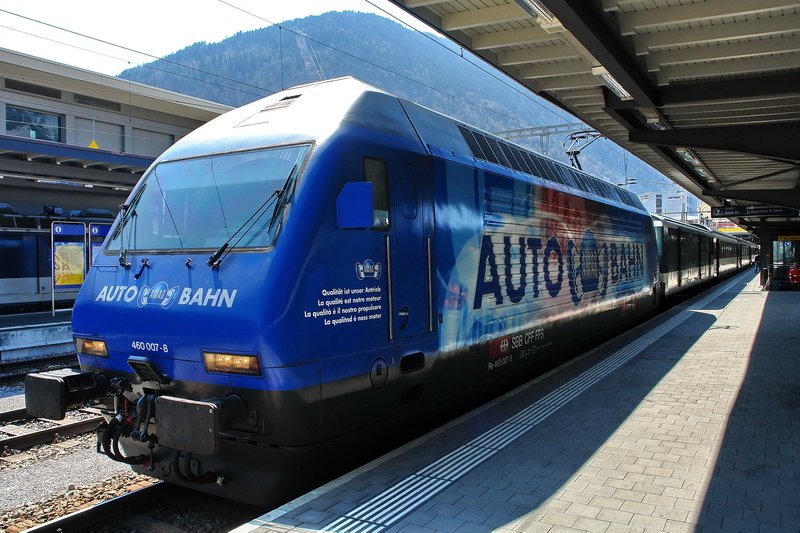 Re 460 007-8. Noch ein paar Minuten bis zur Abfahrt des RegioExpress auf Gleis 7 nach St. Gallen. Bei schnem Wetter wird das sicher eine angenehme Reise. 12.4.2007