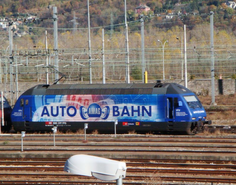 Re 460 007 wartet in Domodossola am 6.11.2007 auf den nchsten EC nach Genf-Flughafen, um diesen dorthin zu bringen.  