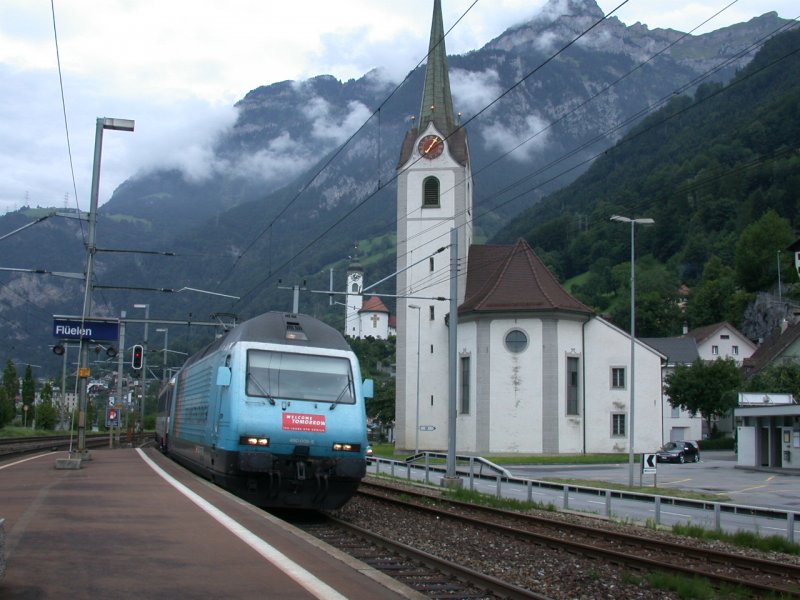 Re 460 008-6 mit EC 115 Cisalpino Mediolanum bei der Durchfahrt in Flelen auf dem Weg durch den Gotthard Richtung Sden. (16.08.2006)