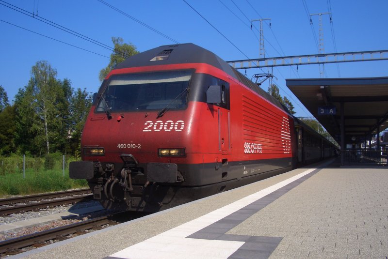 Re 460 010-2  Lwenberg  in Kreuzlingen, Bahnhof, Gleis 3 mit dem IR 2132 abfahrbereit in Richtung Biel.
01.08.09.