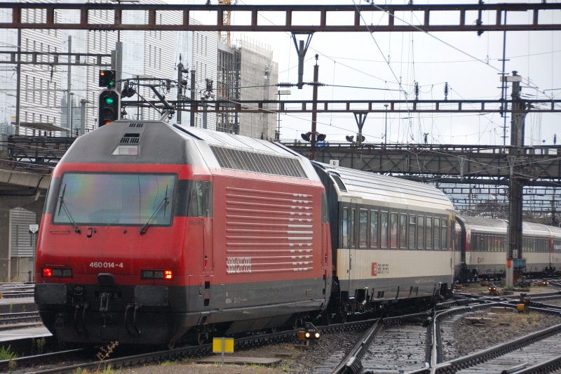 Re 460 014-4, die ehemalige  HCB -Lok, drckt einen Intercity Richtung Genf aus Basel-SBB. Aufgenommen am 12. August 2008.