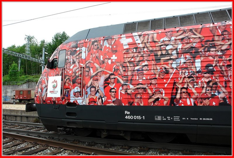 Re 460 015-1 - Euro 08. Wer erkennt sich auf dem vorderen Teil dieser tollen Fussballfan-Lok zur Europameisterschaft 2008 ? Bhf. Frick AG am 30.5.2008.