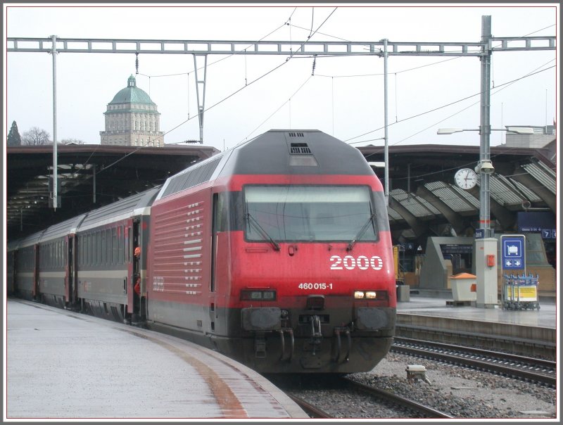 Re 460 015-1 hat soeben angekuppelt im Hauptbahnhof Zrich. (19.03.2007)