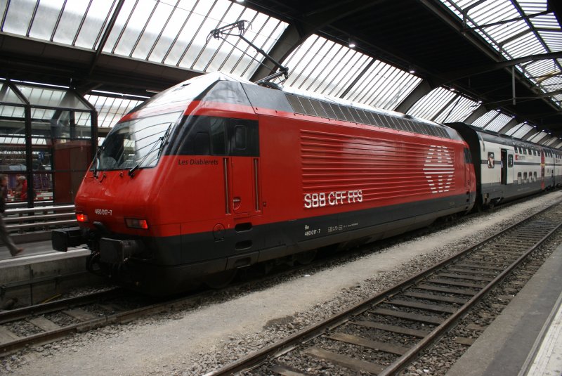 Re 460 017-7 steht am 17.7.08 in Zrich Hauptbahnhof.