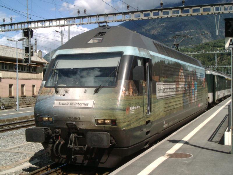 Re 460 019-3  Schule im Internet  mit einem IC in Brig.
August 2004