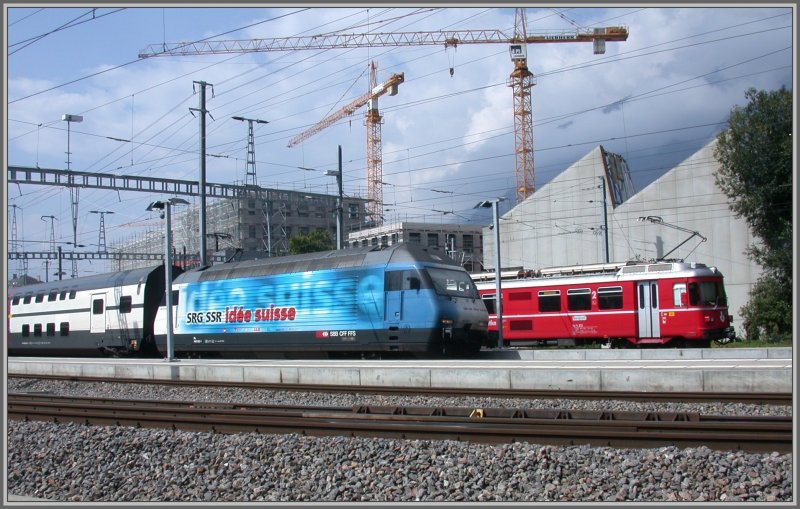 Re 460 020-1 und Be 4/4 512 Pendel der RhB vor den Neubauten und rechts der Hauptwerksttte Chur kurz vor dem Abbruch. (15.09.2007)