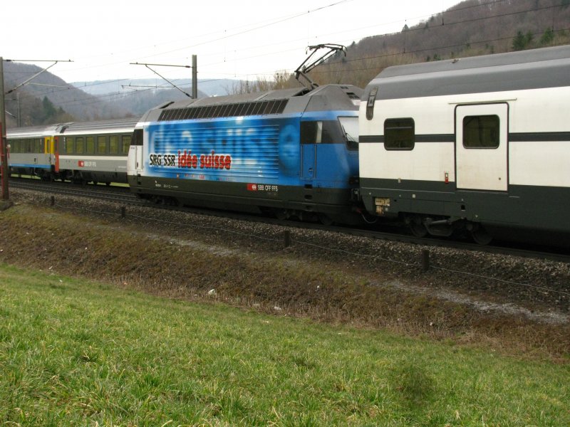 Re 460 020 mit IC 2000 bei Gelterkinden am 14.03.2009