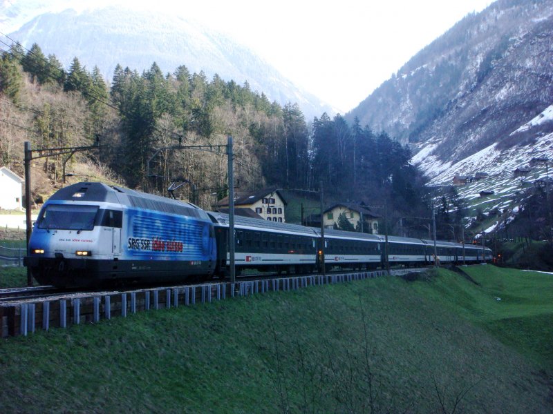Re 460 020 mit IR nach Locarno bei Intschi am 28.03.2008