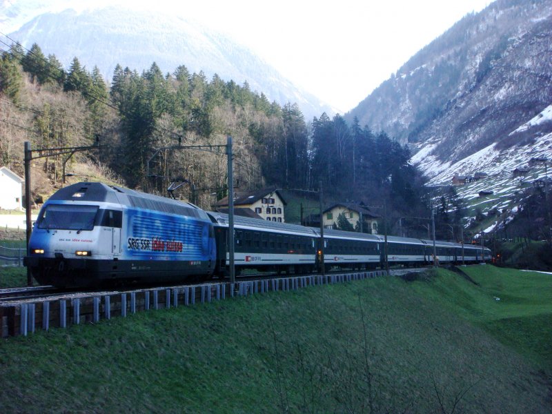 Re 460 020 mit IR nach Locarno bei Intschi am 28.03.2008