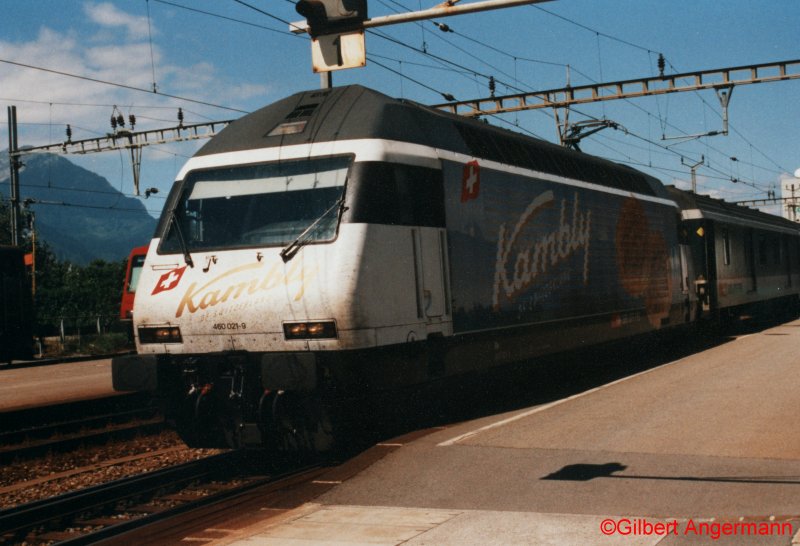Re 460 021-9 mit Kekswerbungam 25.08.1998 in Aigle.