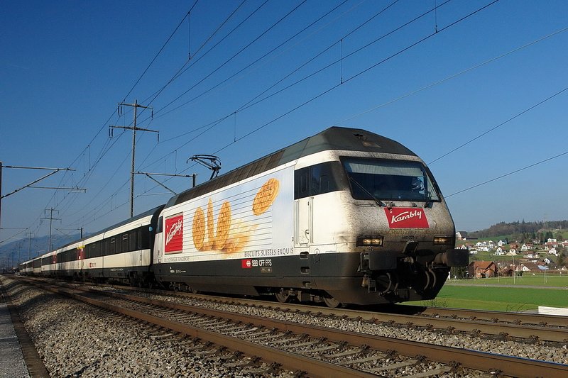 Re 460 021-9. Schade, dass die  Kambly  Lok vorn so schmutzig ist, wie so viele schne Werbeloks der SBB. Dafr schmeckt aber das edle Feingebck der Firma umso besser. Der InterRegio verkehrt zwischen Basel und Zrich und ist hier kurz vor Frick im Kanton Aargau am 30.1.2007.