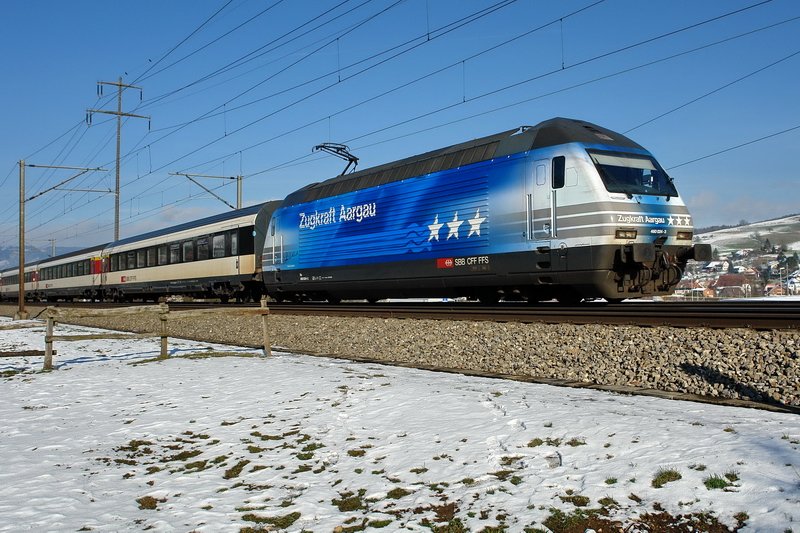 Re 460 024-3. Die neue Farbgestaltung der Werbelok  Zugkraft Aargau  finde ich noch schner als die erste Werbebemalung. Mein erstes Bild in diesem Winter mit Schnee am 28.1.2007 im Fricktal (Kanton Aargau). Natrlich nichts gegen die neuen tollen Winterbilder von Peter Walter und Herbert Graf aus dem Bndner Land. Aber ich war schon froh ber ein paar Zentimeter Schnee, der einen kleinen Kontrast zum Blau der Lok und des Himmels abgab.