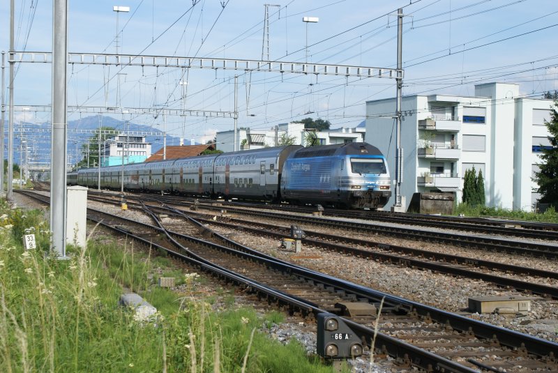 Re 460 024-5 durchfhrt am 5.7.08 mit dem IC 586 Chur-Basel den Bahnhof Pfffikon SZ.