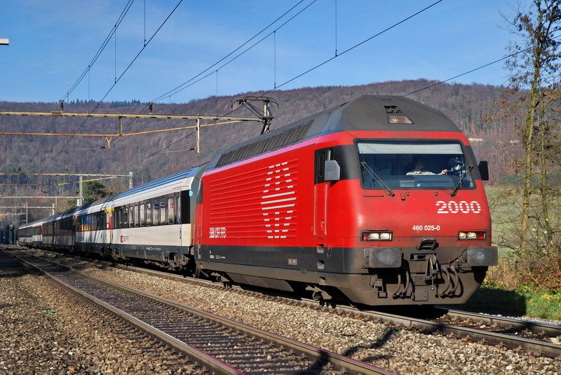 Re 460 025-0. Auf der Fahrt nach Zrich durchfhrt der InterRegio das liebliche Fricktal im Kanton Aargau am 7.12.2006 