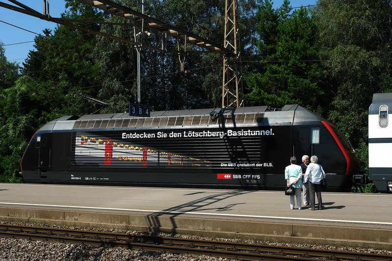 Re 460 026-8. Die neue schwarze Werbelok fr den Ltschberg-Basistunnel. Ist die 460er deshalb so schwarz, weil es in diesem Tunnel auch so dunkel ist ? Bhf. Bad Ragaz (St. Gallen) am 24.6.2007.