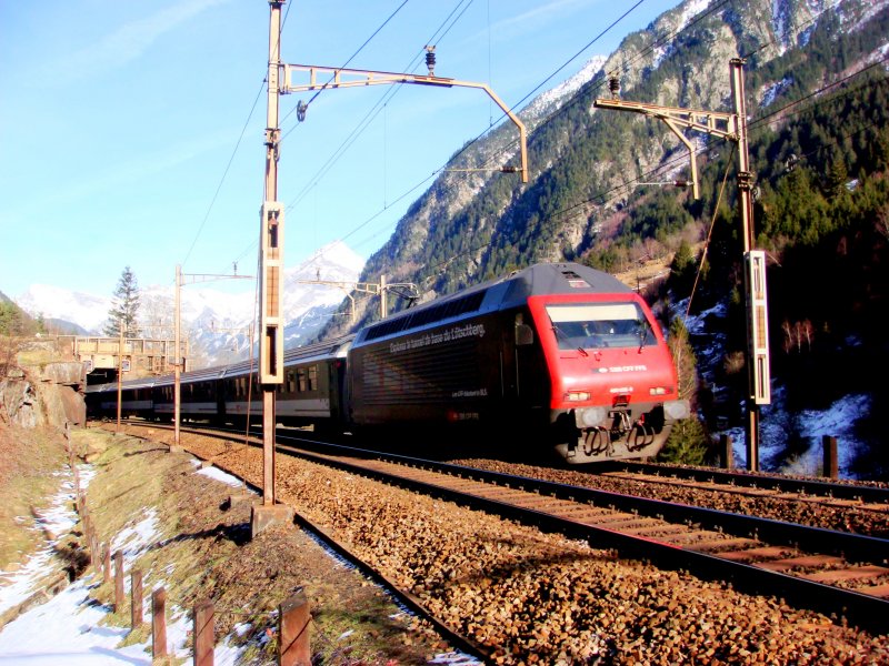 Re 460 026 mit IR nach Locarno bei Wassen am 24.01.2008