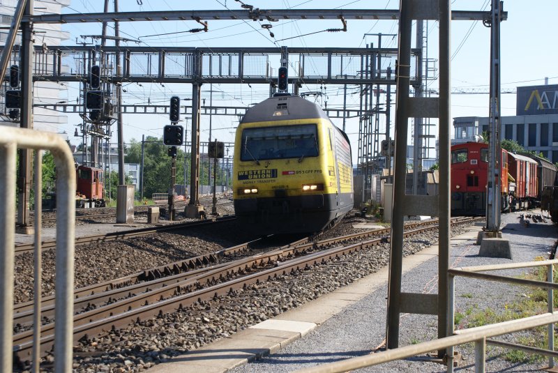 Re 460 028-4 fhrt am 29.6.08 in den Bahnhof Zrich Oerlikon ein.