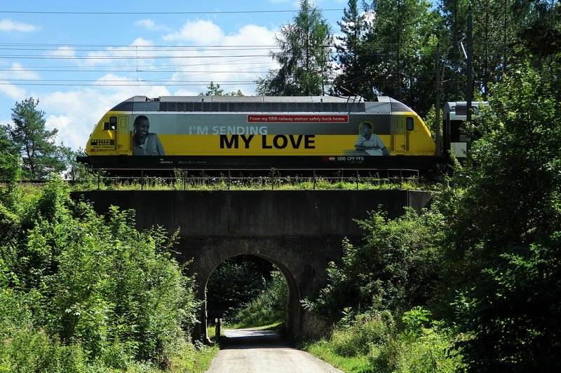 Re 460 028-4. Kaum aus dem Auto ausgestiegen, kam schon die neue  Western Union  mit dem InterRegio nach Zrich angerauscht. Zum Glck war die Kamera schon schussbereit und der Auslser in der richtigen Sekunde gedrckt. Im Aargau am 30.7.2007