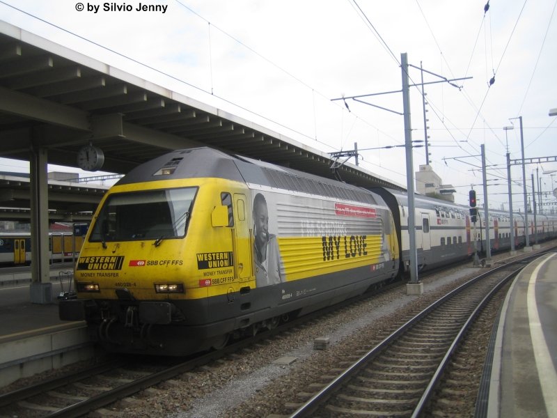 Re 460 028-4 ''Western Union III'' am 24.4.08 in Zrich HB. Eigentlich waren wir schon wieder auf dem Weg weg vom Bahnhof, als ich die Westenr Union Lok sah. Ich rannte dann ans Ende des Perrons, wo ich gerade am Zug auf Gleis 4 vorbei rannte, und zwischen Zug und Masten die Lok fotografieren konnte.