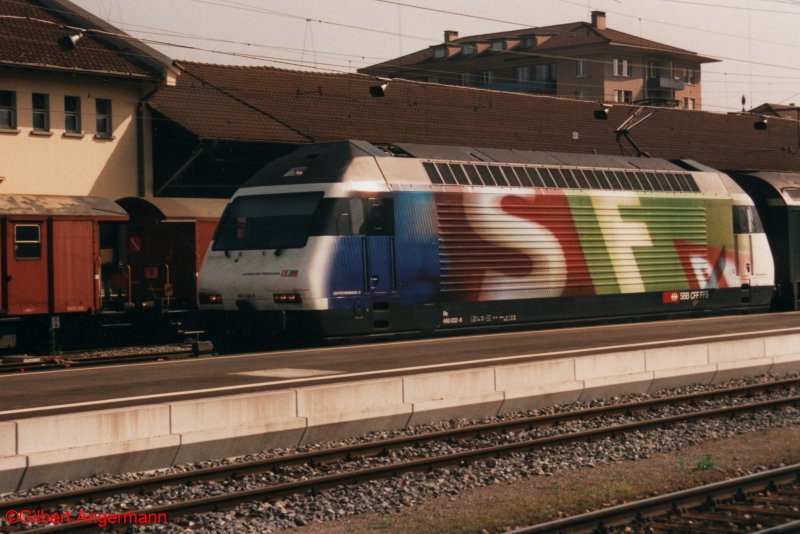 Re 460 032-6 am 03.05.1999 in Solothurn. Dies ist eine von 2 Lokomotiven mit der Werbung fr das Schweizer Fernsehen.