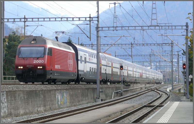 Re 460 032-6 fhrt mit IC nach Basel SBB am RhB Bahnhof Haldenstein vorbei. (22.10.2007)
