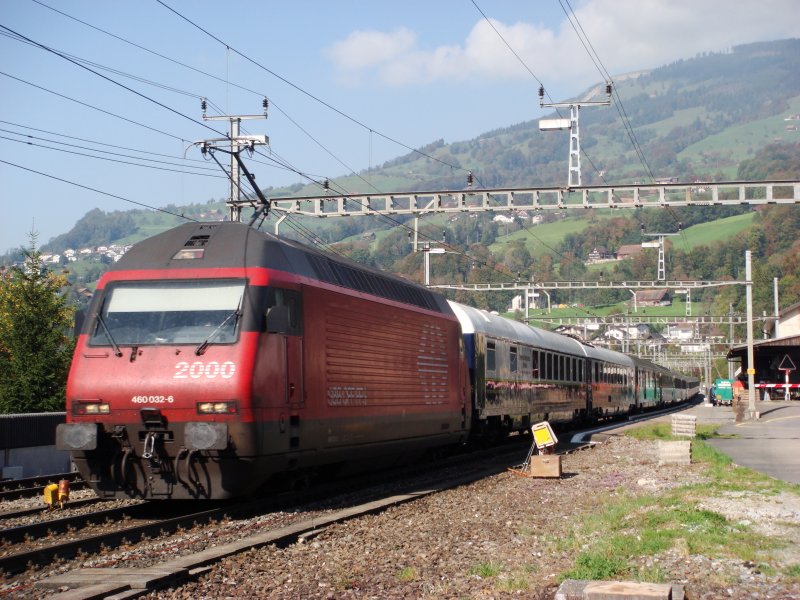 Re 460 032 mit EC Cinque Terre bei Steinen am 08.10.2007.Gleich hinter der Lok waren zwei Wagen des Club Salon Bleu eingereiht.