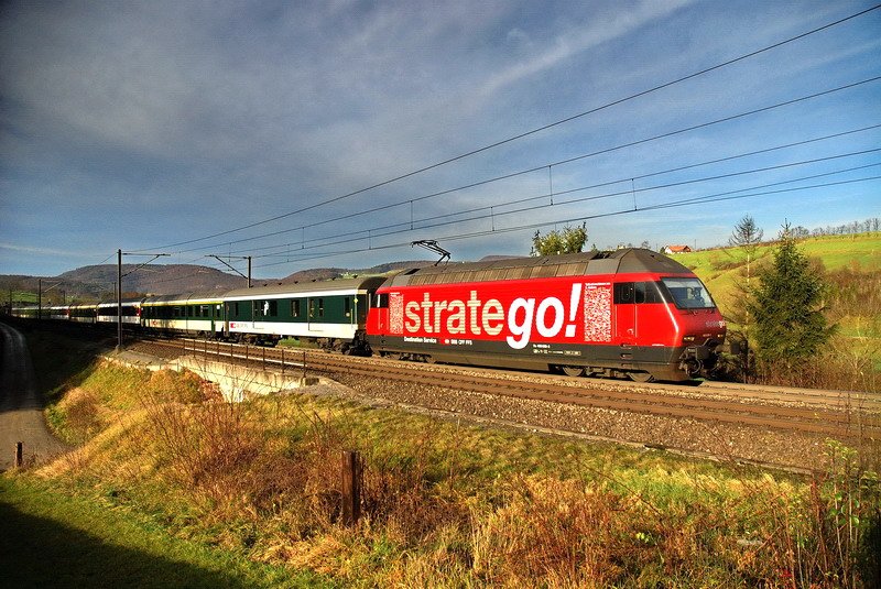 Re 460 038-3. Der InterRegio nach Zrich mit seiner  stratego  Lok ist hier bei Zeihen (Aargau) im warmen Sonnenlicht des Nachmittags zu sehen. 7.12.2006 