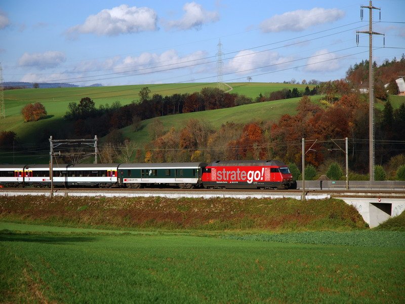 Re 460 038-3. Der IR 2077 mit seiner  stratego  Werbelok von Basel kommend, befindet sich kurz vor Frick/Aargau nach Zrich.Gut, dass noch die Sonne schien. 18.11.2006.