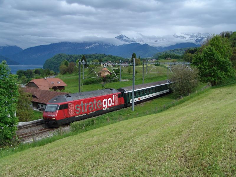 Re 460 038-3 mit der Werbung  Stratego!  am 14.5.05 in Kumm. 