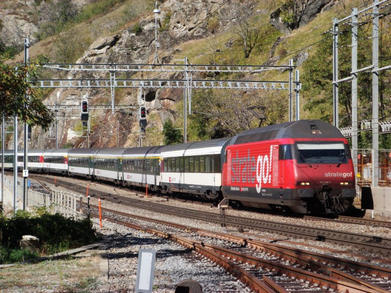 Re 460 038 mit IC nach Brig bei der Durchfahrt in Lalden am 16.10.2007
