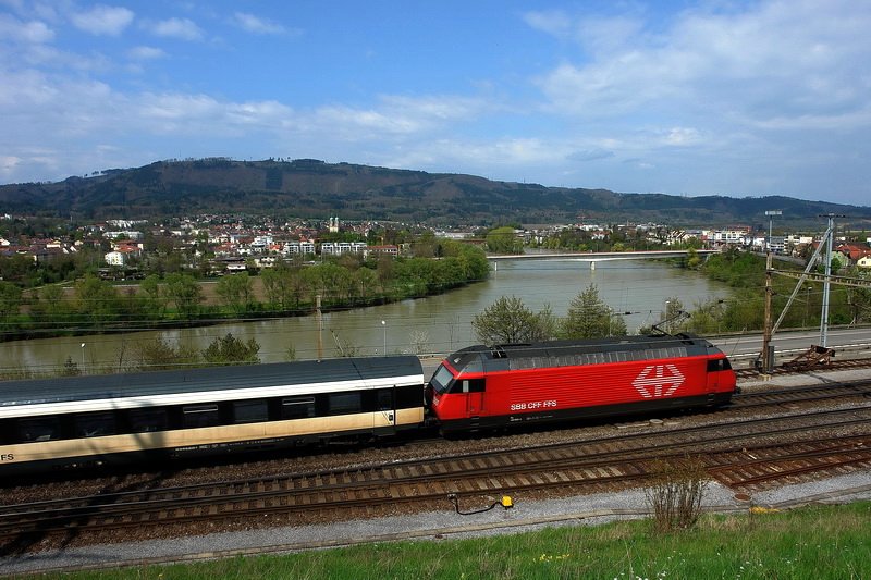 Re 460 039-6. Der InterRegio aus Basel kurz vor dem Bhf. Stein-Sckingen. Im Hintergrund links ist Bad Sckingen, Baden-Wrttemberg und rechts Stein, Kanton Aargau. Dazwischen der Rhein, der beide Lnder  teilt . 24.4.2008