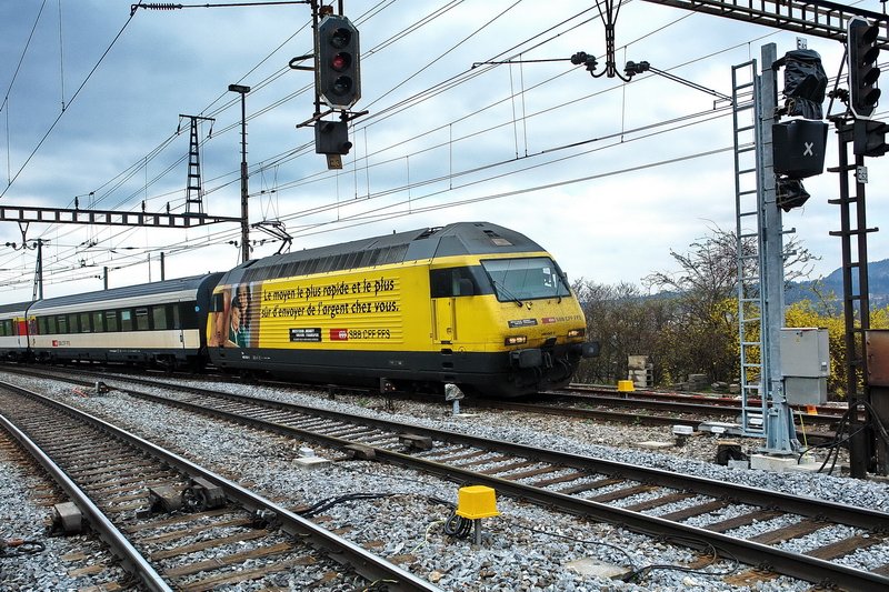 Re 460 042-5. Einfahrt des Western Union Express, nein des InterRegio nach Zrich, in den Bhf. STEIN Sckingen (Kanton Aargau). Der Bahnhof bekommt zur Zeit neue Bahnsteige, Zugnge und auch Signale, wie man rechts erkennen kann. Noch sind die neuen Signale abgedeckt und die alten in Betrieb. 25.3.2007