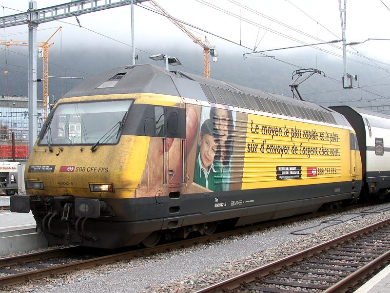 Re 460 042-5 mit einer Ganzreklame fr den schnellen Geldtransfer mit Western Union, der an vielen SBB-Bahnhfen in die ganze Welt gettigt werden kann. Nebliges Chur am 27.09.2006