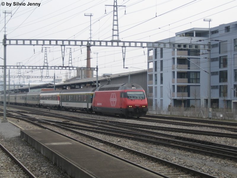 Re 460 043-3 ''Dreispitz'' mit IR 2120 nach Biel bei der Durchfahrt in Oberwinterthur.