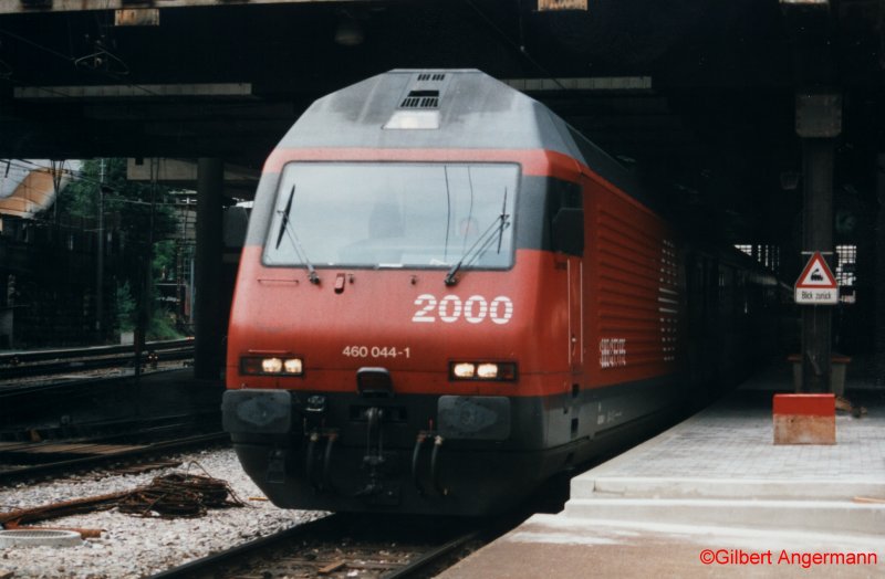 Re 460 044-1 am25.07.1997 in Basel SBB. Interessant ist das Verkehrsschild, welches wahrscheinlich fr Transportfahrzeuge gilt.