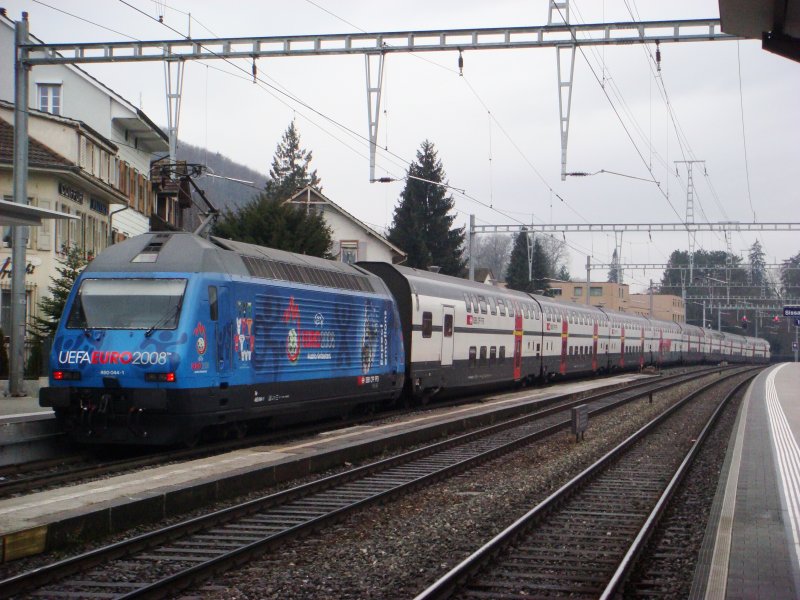 Re 460 044 mit IR nach Basel SBB am 13.01. 2008 in Sissach.