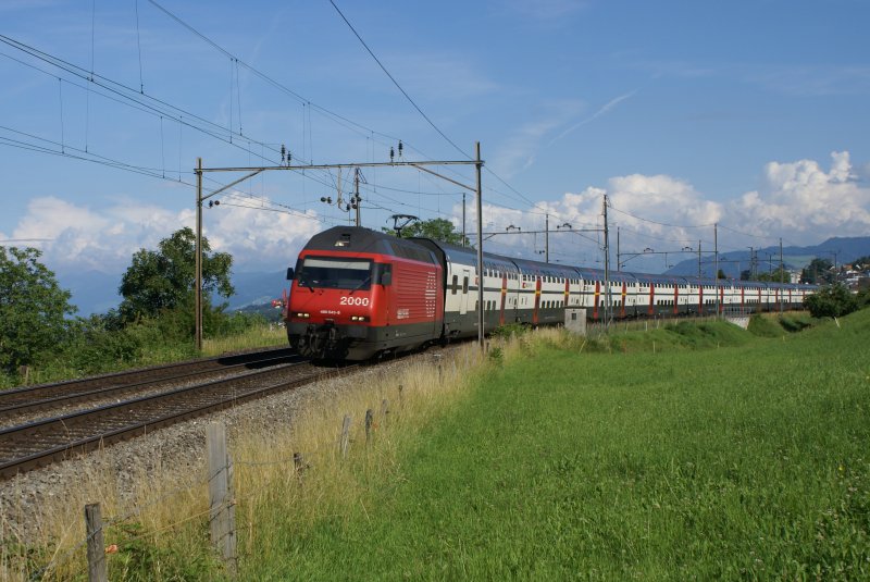 Re 460 045-8 fhrt am 25.6.09 mit einem Interregio Luzern-Zrich Flughafen von Horgen Oberdorf Richtung Oberrieden.