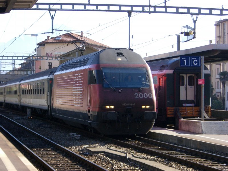 Re 460 046 bei der Einfahrt in Locarno am 02.11.2007. In Locarno mussten wir 2 Stunden warten, bis wir mit der Gentovalli-Bahn nach Domodossola reisen konnten, deshalb entstand dieses Foto, das Licht stand zu der Zeit wirklich sch****!