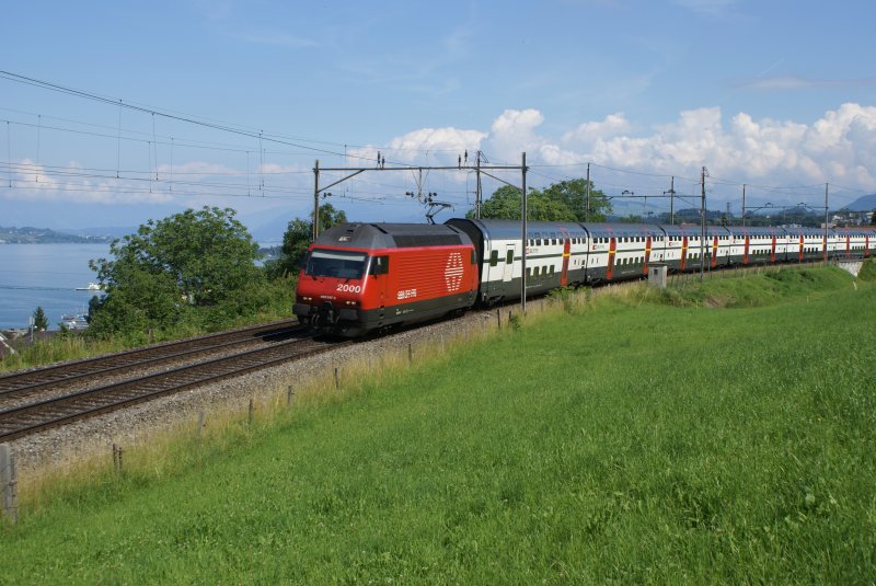 Re 460 047-7 befindet sich am 25.6.09 hoch ber dem Zrichsee in Horgen Oberdorf.