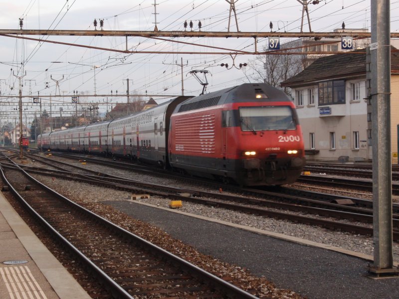Re 460 048-2 mit IC2000 Doppelstockwagen als Interregio von Bern nach Biel, bei der Einfahrt im Bahnhof Biel am 21.Februar 2008.