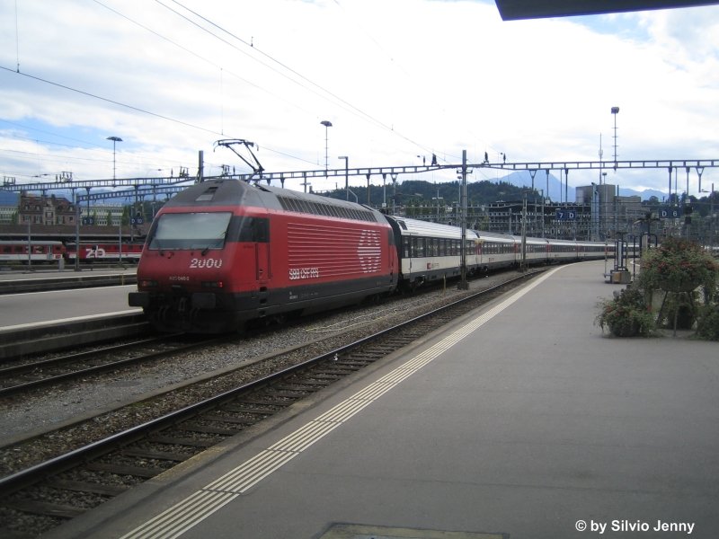 Re 460 048-2 ''Zri Wyland'' schiebt einen IC nach Genf-Flughafen am 13.8.08 aus dem Bahnhof Luzern.