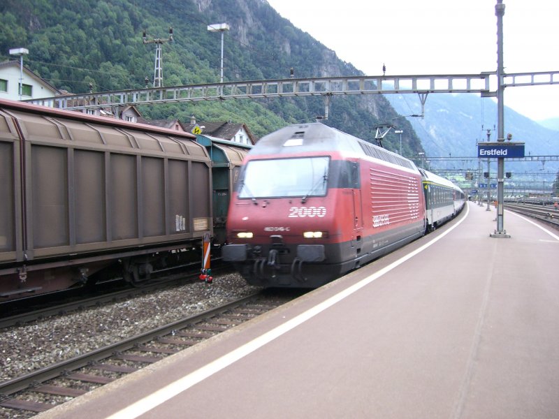 Re 460 049 mit einem InterRegio bei der Einfahrt in Erstfeld. (16.08.2007)